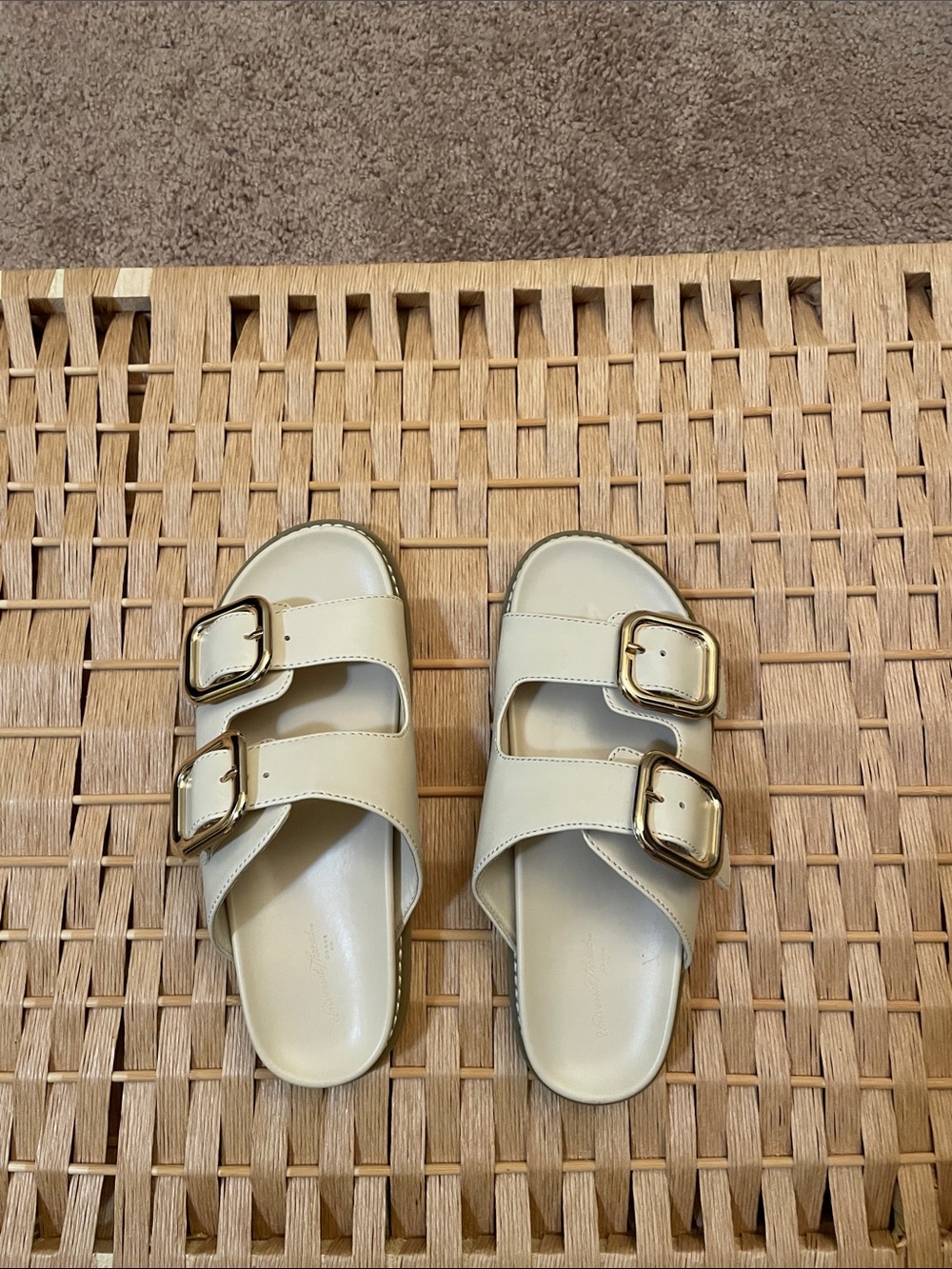 Universal Thread women’s slide sandals - size 7 - cream color